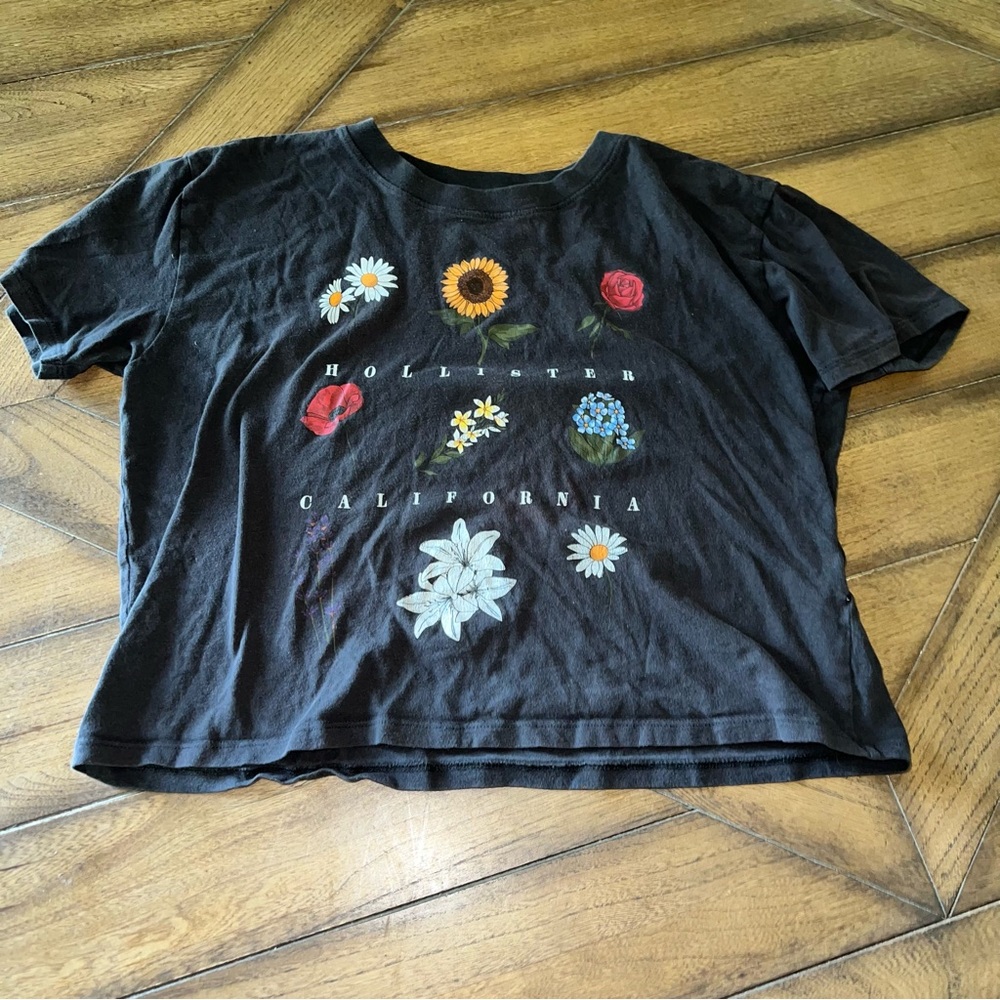 Hollister Crop Graphic Tee